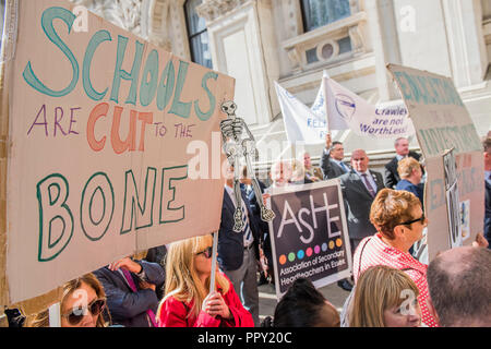 Whitehall, London, UK. 28. Sep 2018. Schulleiter März Downing Street in einer Petition für Phillip Hammond, der Schatzkanzler zu geben, fordert die faire Finanzierung der Schulen im ganzen Land. Credit: Guy Bell/Alamy leben Nachrichten Stockfoto