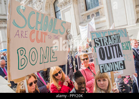 Whitehall, London, UK. 28. Sep 2018. Schulleiter März Downing Street in einer Petition für Phillip Hammond, der Schatzkanzler zu geben, fordert die faire Finanzierung der Schulen im ganzen Land. Credit: Guy Bell/Alamy leben Nachrichten Stockfoto