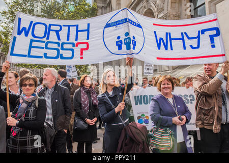 Whitehall, London, UK. 28. Sep 2018. Schulleiter März Downing Street in einer Petition für Phillip Hammond, der Schatzkanzler zu geben, fordert die faire Finanzierung der Schulen im ganzen Land. Credit: Guy Bell/Alamy leben Nachrichten Stockfoto