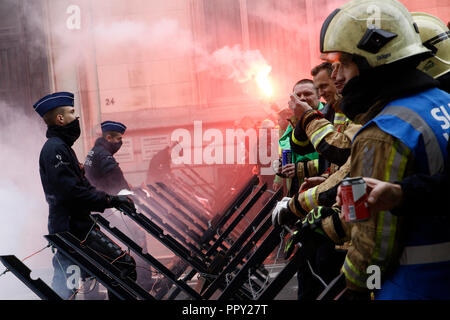 Brüssel, Belgien. 28. Sep 2018. Feuerwehrmänner und Arbeitnehmer aus dem öffentlichen Sektor Handgemenge mit der Polizei während einer Demonstration gegen die geplante Rentenreform. Alexandros Michailidis/Alamy leben Nachrichten Stockfoto