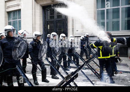 Brüssel, Belgien. 28. Sep 2018. Feuerwehrmänner und Arbeitnehmer aus dem öffentlichen Sektor Handgemenge mit der Polizei während einer Demonstration gegen die geplante Rentenreform. Alexandros Michailidis/Alamy leben Nachrichten Stockfoto