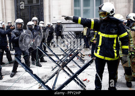 Brüssel, Belgien. 28. Sep 2018. Feuerwehrmänner und Arbeitnehmer aus dem öffentlichen Sektor Handgemenge mit der Polizei während einer Demonstration gegen die geplante Rentenreform. Alexandros Michailidis/Alamy leben Nachrichten Stockfoto