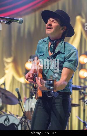 Madison, Wisconsin, USA. 27 Sep, 2018. JOSEPH PAPST III von Nathaniel Rateliff & die Nacht schwitzt beim Reißen an den Nähten Tour am Sylvee in Madison, Wisconsin Credit: Daniel DeSlover/ZUMA Draht/Alamy leben Nachrichten Stockfoto