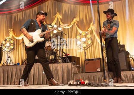 Madison, Wisconsin, USA. 27 Sep, 2018. NATHANIEL RATELIFF und JOSEPH PAPST III von Nathaniel Rateliff & die Nacht schwitzt beim Reißen an den Nähten Tour am Sylvee in Madison, Wisconsin Credit: Daniel DeSlover/ZUMA Draht/Alamy leben Nachrichten Stockfoto