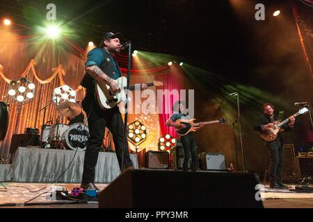 Madison, Wisconsin, USA. 27 Sep, 2018. NATHANIEL RATELIFF, JOSEPH PAPST III und LUKAS MOSSMAN von Nathaniel Rateliff & die Nacht schwitzt beim Reißen an den Nähten Tour am Sylvee in Madison, Wisconsin Credit: Daniel DeSlover/ZUMA Draht/Alamy leben Nachrichten Stockfoto