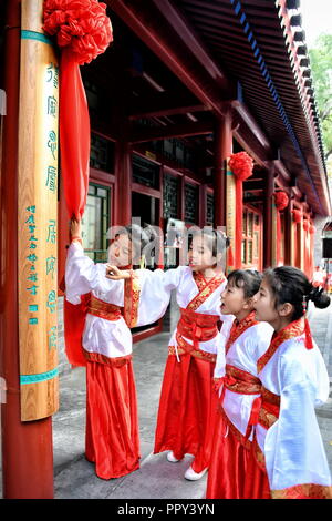 (180928)-BEIJING, Sept. 28, 2018 (Xinhua) - Schüler anzeigen Couplets, die im Verlauf der Veranstaltung die Förderung der traditionellen chinesischen Kultur bei jingu Akademie Grundschule in Peking, der Hauptstadt von China, Sept. 28, 2018. (Xinhua / Li Xin) (hxy) Stockfoto