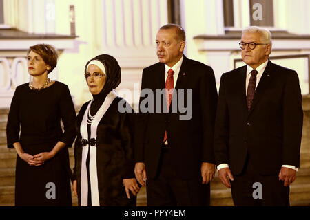 Berlin, Deutschland, 28. September 2018. Elke Buedenbender, Ehefrau von Emine Erdogan, türkische Präsident Recep Tayyip Erdogan, Präsident Frank-Walter Steinmeier besuchen Besuchen türkischen Präsidenten Recep Tayyip Erdogan in Berlin Schloss Bellevue Credit: Holger Viel/Alamy leben Nachrichten Stockfoto