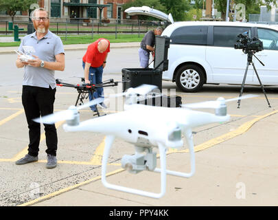 Iowa, USA. 31 Aug, 2018. WQAD Kanal 8 Drohne pilot Erik Scaffer fliegt seine Phantom drone. Credit: Viererkabel-Stadt setzt Zeit/ZUMA Draht/Alamy leben Nachrichten Stockfoto