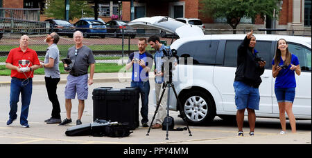 Iowa, USA. 31 Aug, 2018. WQAD Kanal 8 Drohne Operatoren von Links nach Rechts: Doug Froehlich, Erik Scaffer, Andy McKay, Brandon Grün, Travis Meier, Jaawan Arrington, Stephanie Matthan. Credit: Viererkabel-Stadt setzt Zeit/ZUMA Draht/Alamy leben Nachrichten Stockfoto