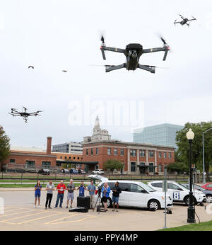 Iowa, USA. 31 Aug, 2018. WQAD Kanal 8 Drone die Betreiber und ihre Flotte in Le Claire Park fliegen Freitag, 31. August 2018. Credit: Viererkabel-Stadt setzt Zeit/ZUMA Draht/Alamy leben Nachrichten Stockfoto