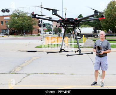 Iowa, USA. 31 Aug, 2018. WQAD Kanal 8 chief Fotograf Andy McKay fliegen'' NED'' in Le Claire Park Freitag, 31. August 2018. Credit: Viererkabel-Stadt setzt Zeit/ZUMA Draht/Alamy leben Nachrichten Stockfoto