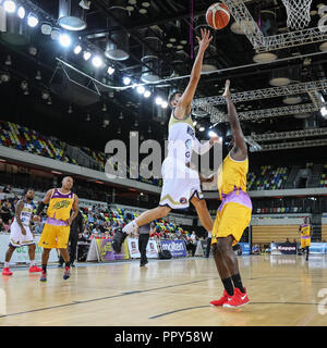 Kupfer, Arena, London, 28. Sep 2018. von Worcester Miki Servena (13) bis zu den Korb für eine Punkt springt. Die Spannungen hoch in der Britischen Basketball Liga (BBL) Spiel zwischen Home Team London Lions und Gegner Worcester Wölfe am Kupfer, Arena, in der Queen Elizabeth Olympic Park, London. London Lions gewinnen 82:65. Credit: Imageplotter Nachrichten und Sport/Alamy leben Nachrichten Stockfoto