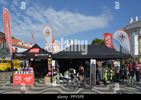 Cascais, Portugal - Sept 28, 2018: Die Organisatoren wollen mit Zelten in der Hauptstraße von Cascais Cascais Platz vor dem Ironman auf September 31, 2018, wo 2200 Teilnehmer schwimmen, Rad fahren und Rennen auf einer der schönsten Rennstrecken überhaupt für einen Triathlon von Krediten gewährt werden: Alexandre Rotenberg/Alamy leben Nachrichten Stockfoto