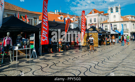 Cascais, Portugal - Sept 28, 2018: Die Organisatoren wollen mit Zelten in der Hauptstraße von Cascais Cascais Platz vor dem Ironman auf September 31, 2018, wo 2200 Teilnehmer schwimmen, Rad fahren und Rennen auf einer der schönsten Rennstrecken überhaupt für einen Triathlon von Krediten gewährt werden: Alexandre Rotenberg/Alamy leben Nachrichten Stockfoto