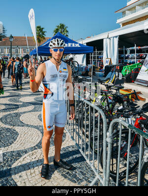 Cascais, Portugal - Sept 28, 2018: Athleten Pose vor der Cascais Ironman auf September 31, 2018, wo 2200 Teilnehmer schwimmen, Rad fahren und Rennen auf einer der schönsten Rennstrecken überhaupt für einen Triathlon Credit ausgelegt: Alexandre Rotenberg/Alamy Leben Nachrichten gehalten werden Stockfoto