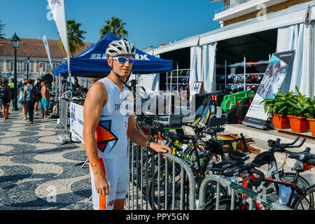 Cascais, Portugal - Sept 28, 2018: Athleten Pose vor der Cascais Ironman auf September 31, 2018, wo 2200 Teilnehmer schwimmen, Rad fahren und Rennen auf einer der schönsten Rennstrecken überhaupt für einen Triathlon Credit ausgelegt: Alexandre Rotenberg/Alamy Leben Nachrichten gehalten werden Stockfoto