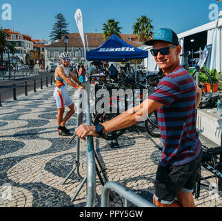 Cascais, Portugal - Sept 28, 2018: Athleten Pose vor der Cascais Ironman auf September 31, 2018, wo 2200 Teilnehmer schwimmen, Rad fahren und Rennen auf einer der schönsten Rennstrecken überhaupt für einen Triathlon Credit ausgelegt: Alexandre Rotenberg/Alamy Leben Nachrichten gehalten werden Stockfoto