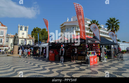 Cascais, Portugal - Sept 28, 2018: Die Organisatoren wollen mit Zelten in der Hauptstraße von Cascais Cascais Platz vor dem Ironman auf September 31, 2018, wo 2200 Teilnehmer schwimmen, Rad fahren und Rennen auf einer der schönsten Rennstrecken überhaupt für einen Triathlon von Krediten gewährt werden: Alexandre Rotenberg/Alamy leben Nachrichten Stockfoto