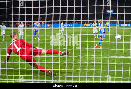 Deutsche Fußball, Berlin, 28. September 2018 Vedad IBISEVIC, Hertha 19 schießen Ziel für 1-0 gegen Manuel Neuer, FCB 1 Hertha BSC Berlin - FC BAYERN MÜNCHEN - DFL-Bestimmungen verbieten die Verwendung von Fotografien als BILDSEQUENZEN und/oder quasi-VIDEO - 1. Deutsche Fussball Liga, Berlin, 28. September 2018, Saison 2018/2019, Spieltag 6 © Peter Schatz/Alamy leben Nachrichten Stockfoto