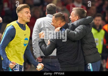 Deutsche Fußball, Berlin, 28. September 2018 Pal DARDAI, Hertha Trainer Jubel, Freude, Emotionen, feiern, lachen, Jubeln, Jubeln, reißt die Arme, ballte die Faust, Feiern, Feier, Hertha BSC Berlin - FC BAYERN MÜNCHEN - DFL-Bestimmungen verbieten die Verwendung von Fotografien als BILDSEQUENZEN und/oder quasi-VIDEO - 1. Deutsche Fussball Liga, Berlin, 28. September 2018, Saison 2018/2019, Spieltag 6 © Peter Schatz/Alamy leben Nachrichten Stockfoto