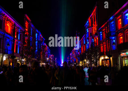 Lodz, Polen. 28. September 2018. Licht Festival bewegen - Der erste Tag ist ein schönes Festival des Lichts in Polen. LMF leuchtet mit bunt leuchtenden architektonischen Eigenschaften von mehreren Dutzend Monaten im Zentrum der Stadt. Der Veranstalter des Festivals ist die Lodz Stiftung 'Lux Pro Monumentis'. Credit: Slawomir Kowalewski/Alamy leben Nachrichten Stockfoto