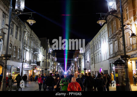 Lodz, Polen. 28. September 2018. Licht Festival bewegen - Der erste Tag ist ein schönes Festival des Lichts in Polen. LMF leuchtet mit bunt leuchtenden architektonischen Eigenschaften von mehreren Dutzend Monaten im Zentrum der Stadt. Der Veranstalter des Festivals ist die Lodz Stiftung 'Lux Pro Monumentis'. Credit: Slawomir Kowalewski/Alamy leben Nachrichten Stockfoto