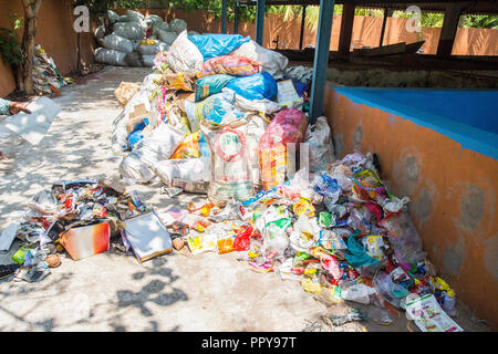 Abfallbehälter, Kunststoff Flaschen und anderen Kunststoffen Abfälle auf der Deponie. Abfallwirtschaft, Umwelt. Zu recyceln Stockfoto