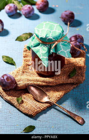 Bio Pflaumen marmelade im Glas auf alte Tabelle Stockfoto