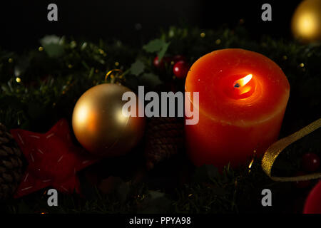 Weihnachten rote Kerzen mit gold Kugel Stockfoto