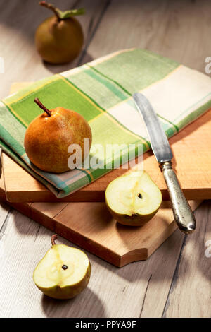 Birnen ernten. Frische organische Birnen Serviette. Pear Herbst Ernte Stockfoto