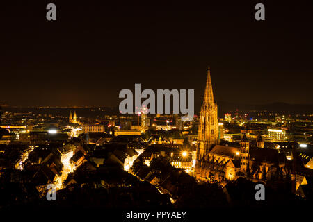 Deutschland, magische Lichter über Freiburg im Breisgau in der Nacht Stockfoto