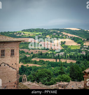 Blick auf die Landschaft aus dem Zentrum von Urbino, Marken, Italien. Stockfoto
