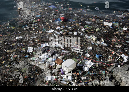 Plastikflaschen, Plastiktüten, Styropor und andere trash Floating am Ocean in Semporna, Borneo, Malaysia Stockfoto