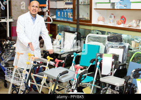 Positive professionelle Berater mit orthopädischen Artikeln in Store Stockfoto