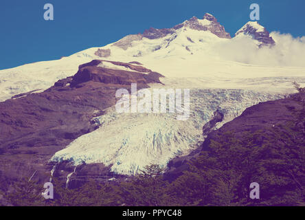 Vulkan Tronador und Gletscher der Alerce und Castano Overa an einem sonnigen Tag. Patagonien, Argentinien Stockfoto
