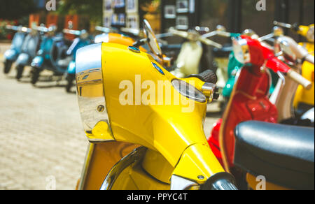 Piaggio Vespa Oldtimer-Scooter-Treffen. Vintage gelbe Vespa aus dem Jahr 50s. Nachbearbeitung im Vintage-Effekt Stockfoto