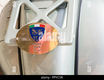Cagliari, Italien - 29. April 2018: Piaggio Vespa vintage Motorroller treffen. Bescheinigung über die historische Relevanz ASI automotoclub historischen Italienischen Stockfoto