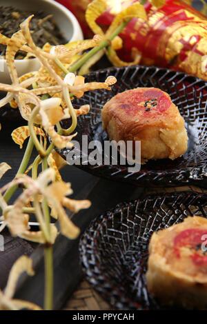 Hopia. Gebackene chinesische Gebäck von mung Bean, winter Melone, und Schokolade Füllungen in Blätterteig Hefeteig. Stockfoto