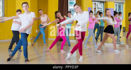 Gruppe von Tweens training Bewegungen des Modern Dance choreografie Klasse mit weiblichen Trainer Stockfoto