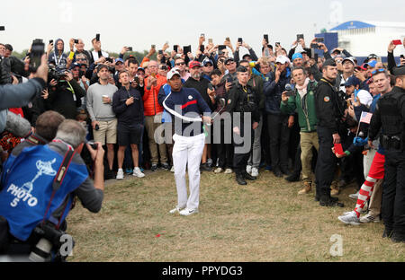 Das Team USA Tiger Woods während der FOURBALLS Match am ersten Tag der Ryder Cup bei Le Golf National, Saint-Quentin-en-Yvelines, Paris. Stockfoto