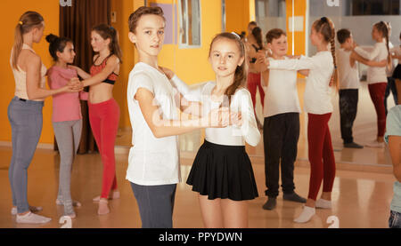 Jugendliche in Paaren lernen Walzer mit weiblichen Choreograf in modernes Studio für Tanz Stockfoto