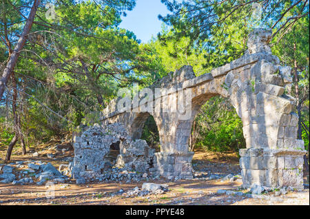 Die Ruine der Aquädukt an der antiken römischen Hafen-stadt Phaselis, Türkei. Stockfoto