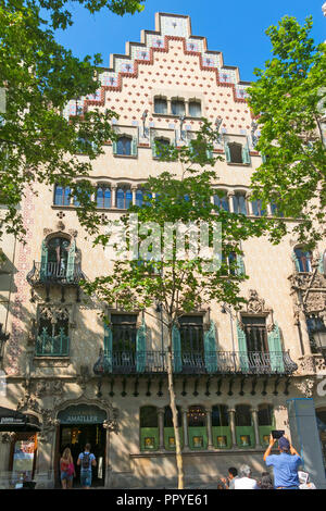 BARCELONA, Spanien - 27. Mai 2017: The Casa Ametller (Casa ist zu Hause in Spanisch) ist eine modernistische Gebäude entworfen von Josep Puig Cadafalch. Es war const Stockfoto