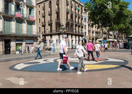 BARCELONA, Spanien - 2. SEPTEMBER: Joan Miro's Pla de l'Os Mosaik in La Rambla am 2. September 2017 in Barcelona, Spanien. Tausende von Menschen gehen täglich o Stockfoto