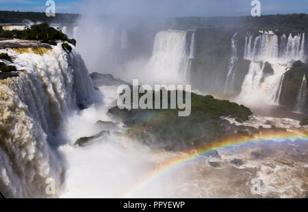 Allgemeine Betrachtung der beeindruckenden Iguazu Falls system in Brasilien Stockfoto