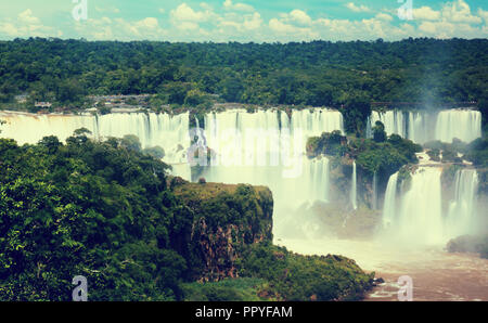 Panoramablick auf die massiven Iguazu Wasserfälle in Brasilien Stockfoto