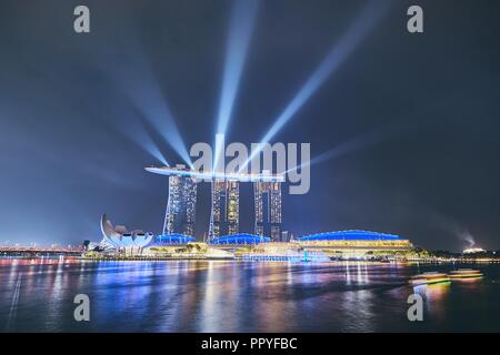 Singapur - September 7, 2018: Nachtansicht der ArtScience Museum (links) und Marina Bay Sands Hotel in der Innenstadt von Singapur am 7. September 2018. Stockfoto