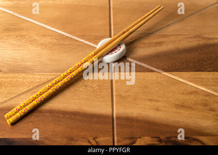 Natürliche Bambus Stäbchen auf hölzernen Tisch Hintergrund. Stockfoto