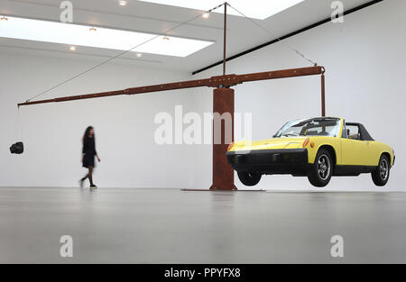 Chris Burden Skulptur eines Porsche aloft gehalten durch das Gewicht eines Meteoriten am 'Measured' Skulptur Ausstellung in Central London. Stockfoto