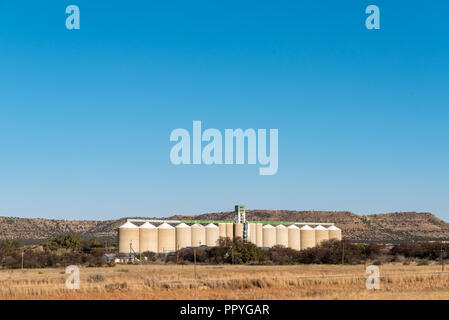 BRANDFORT, SÜDAFRIKA, August 2, 2018: Getreidesilos in Brandfort in der Provinz Freistaat Provinz. Stockfoto